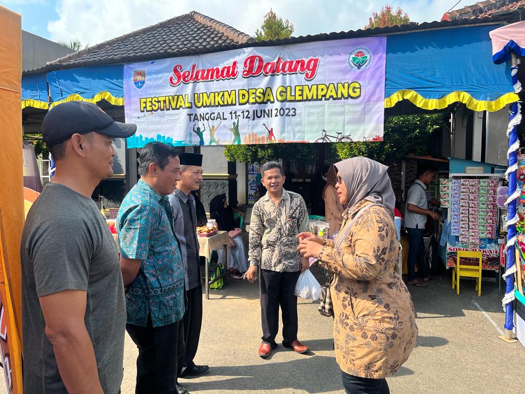 Bu Camat Maos Dra. Trias Handayani sedang melaksanakan monitoring Kegiatan Festival UMKM di Desa Glempang Kecamatan Maos Kabupaten Cilacap